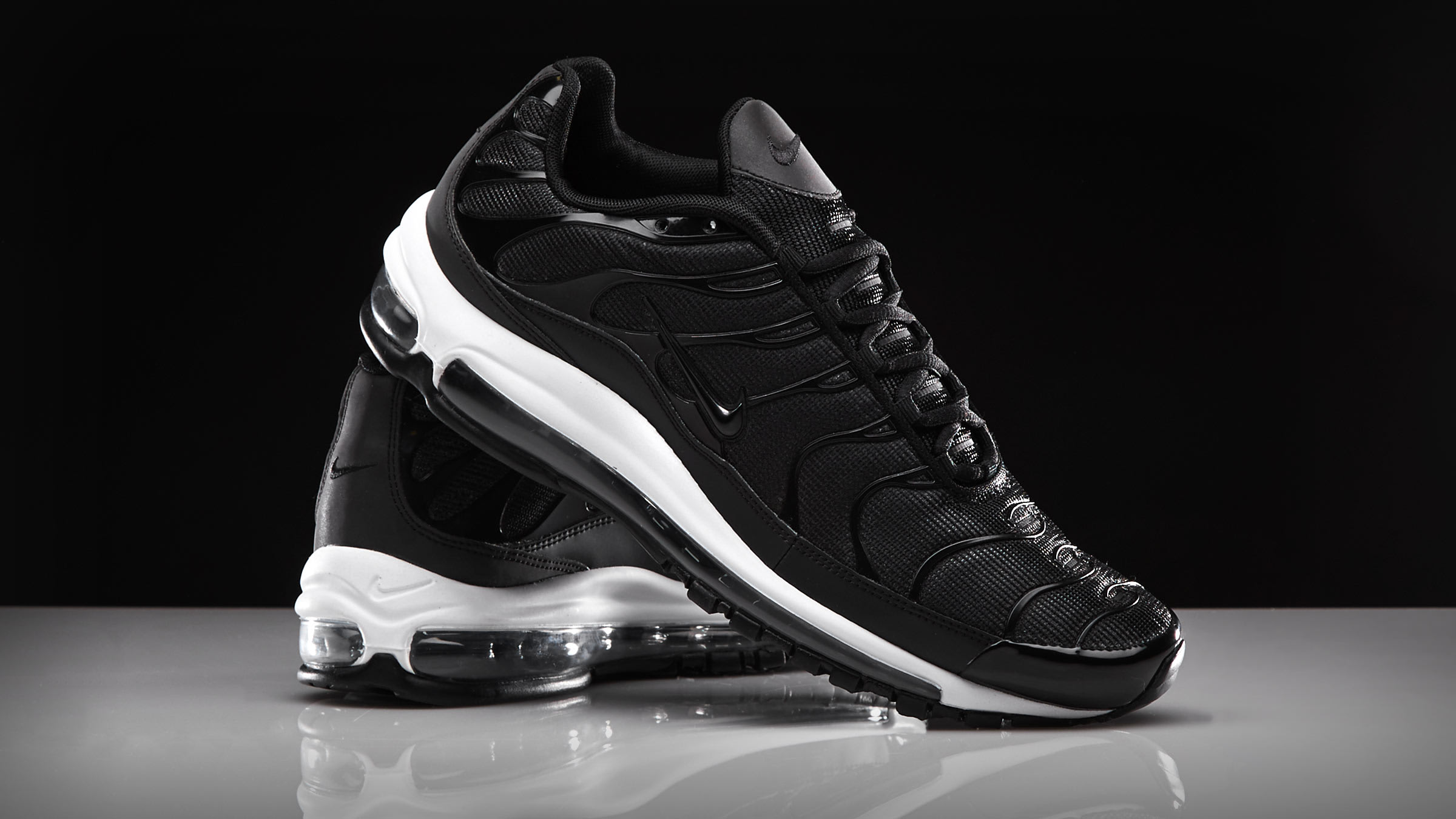 97 air max black and white