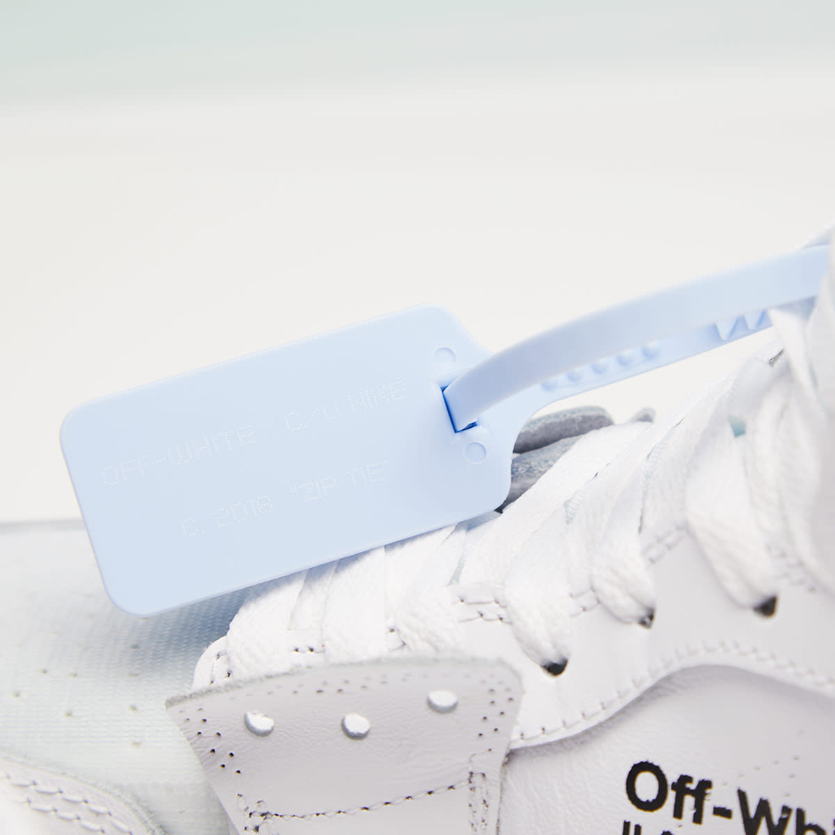 OFF-WHITE x Air Jordan 1 White •