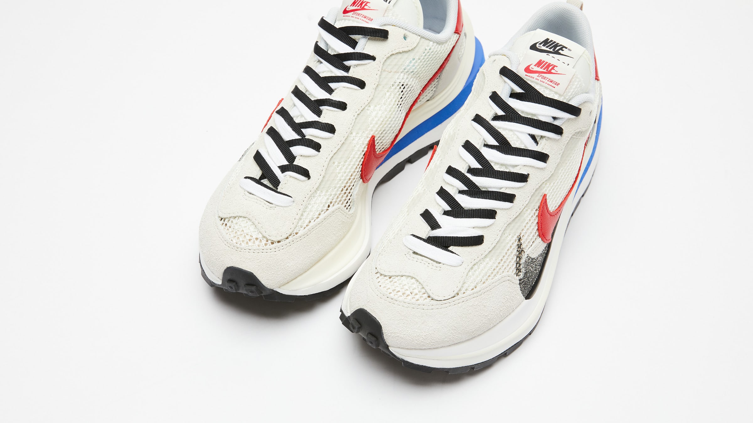 sacai x nike vaporwaffle sail sport fuchsia