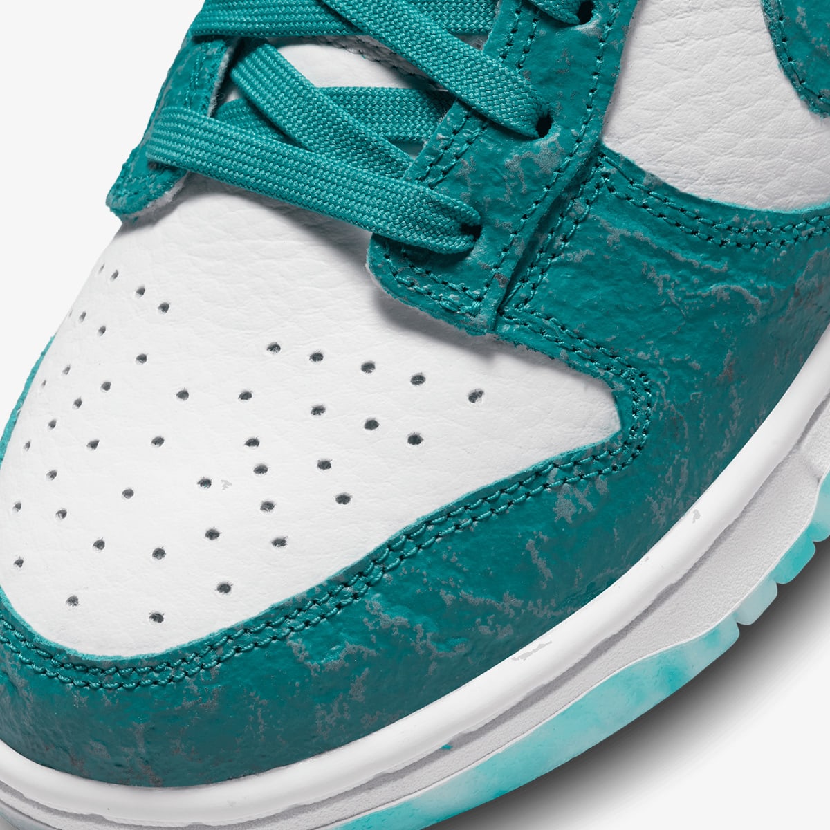 Nike Dunk Low W (Summit White & Spruce) | END. Launches