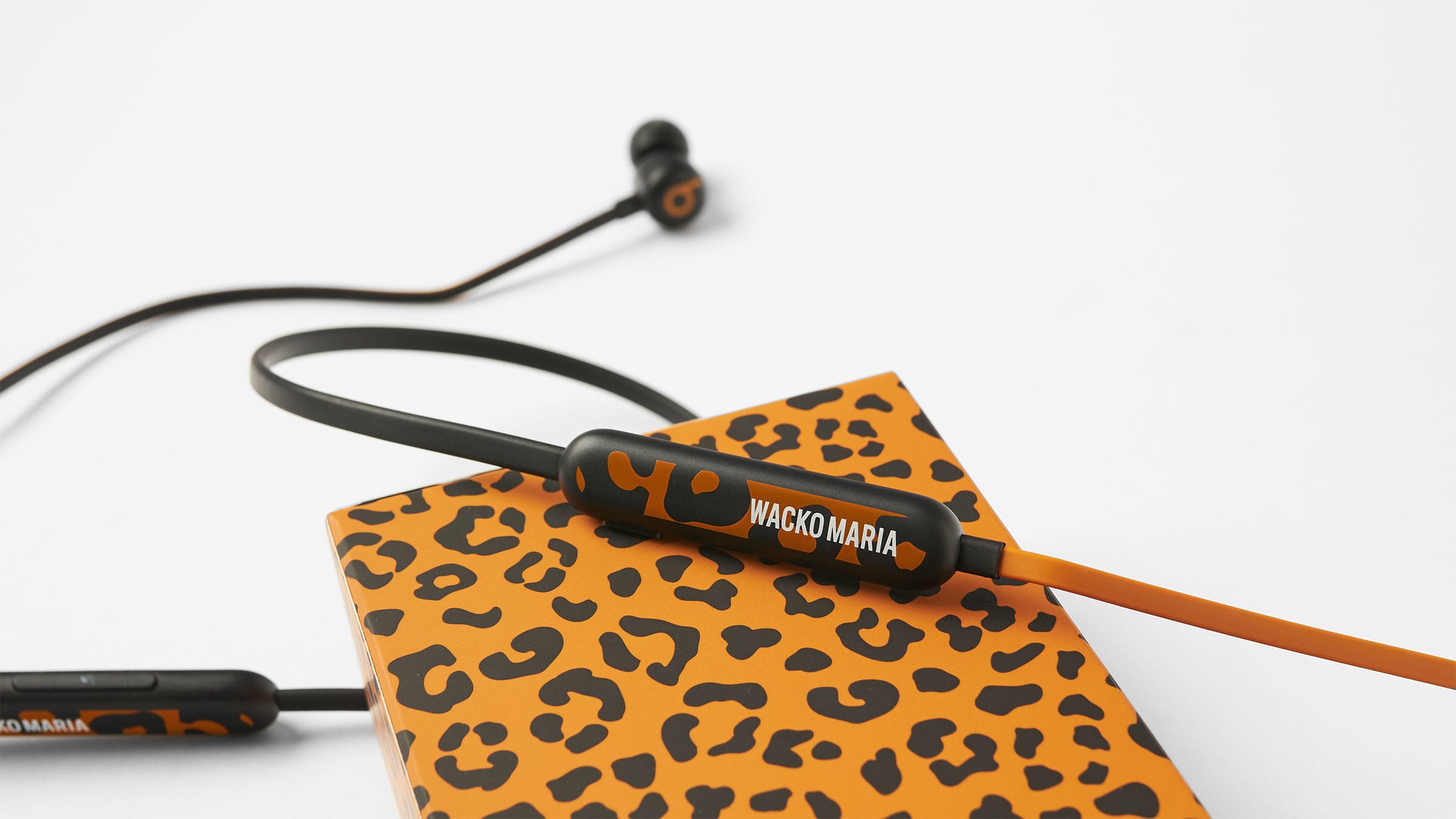 オーディオ機器 イヤフォン Beats by Dr.Dre x Wacko Maria Flex Wireless Earphones (Leopard 